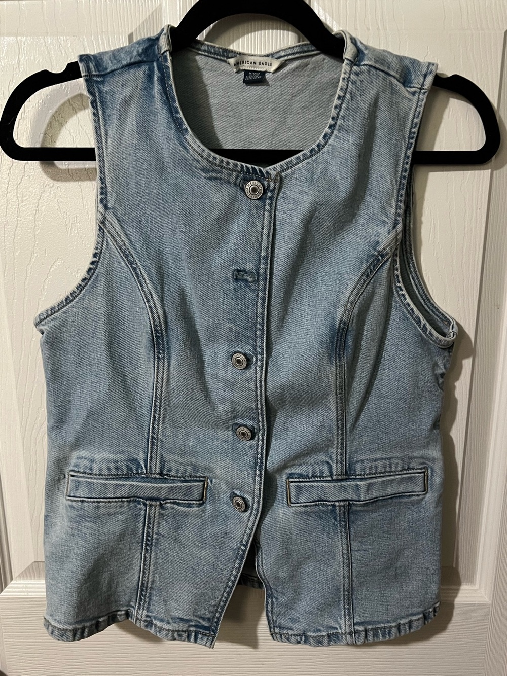 American Eagle Crew Neck Button-Up Light Blue Denim Vest. Cotton Stretch size M.